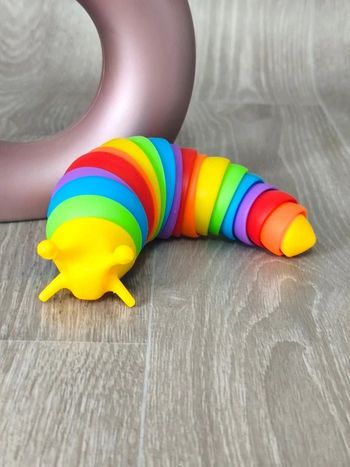 Limace articulée arc-en-ciel