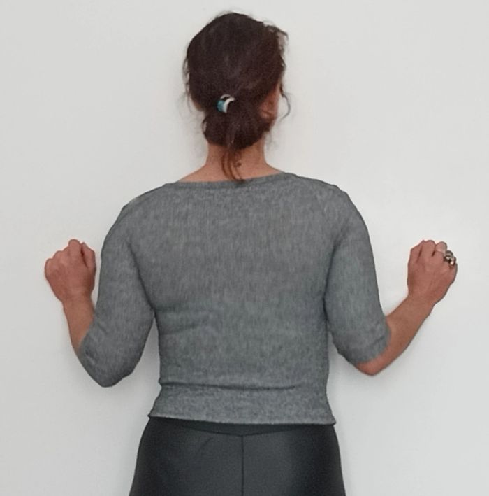 Haut pull moulant épaules ouvertes - photo numéro 5