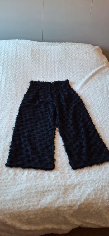 Beau pantalon noir taille haute  jambes large à ponpons