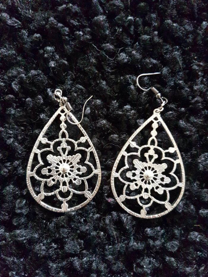 Boucles d'oreilles fantaisie strassées argentées noires et blanches - photo numéro 2