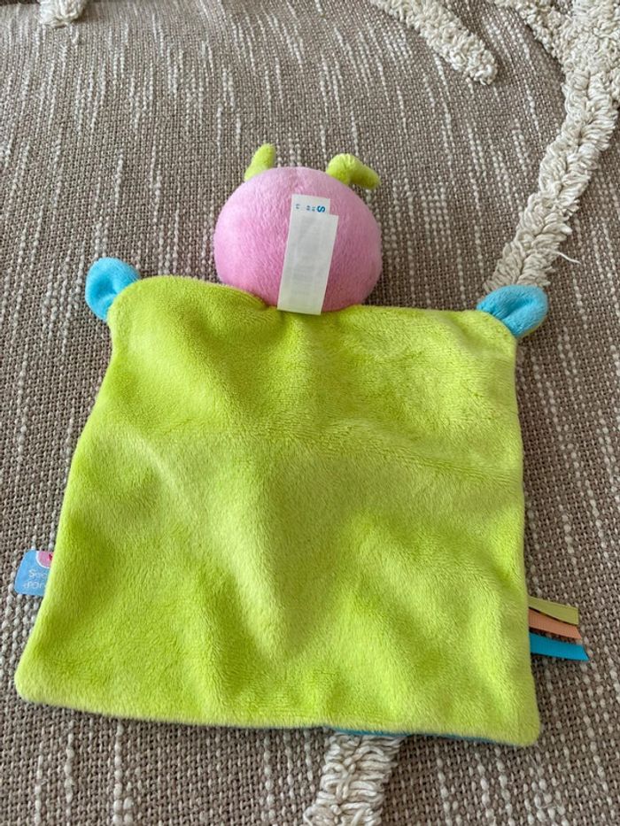 Peluche doudou plat 25cm Sucre d'Orge chenille insecte rose bleu vert très bon état - photo numéro 3