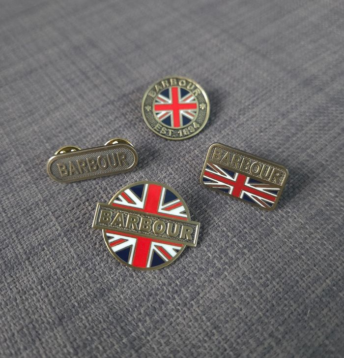 Lot 4 pin's Barbour vintage
