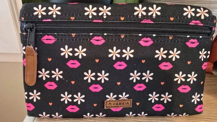 Pochette cabaia noire bouches roses et fleurs blanches