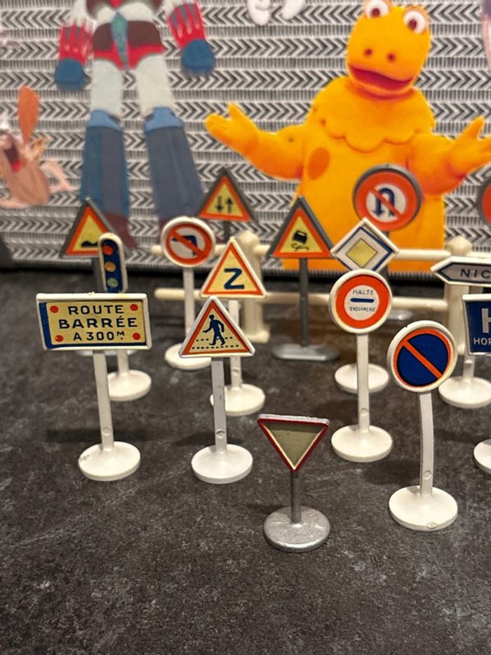 Lot panneaux signalisation minialuxe et dinkytoys - photo numéro 8