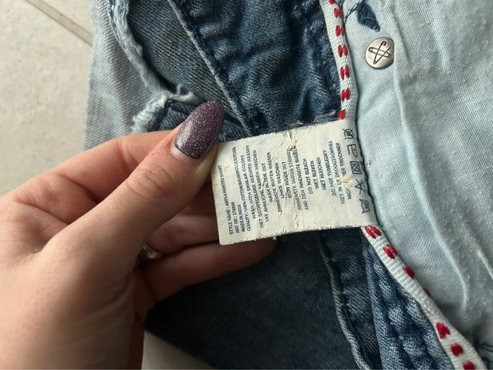 Short en jeans avec motifs d’oiseaux taille S très bon état - photo numéro 4