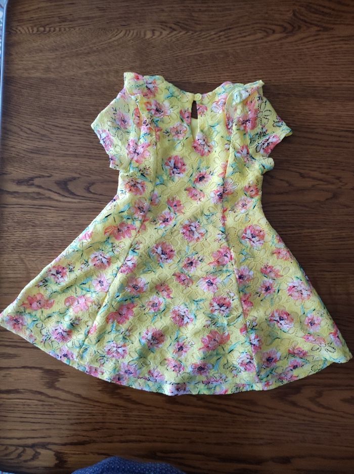 Jolie robe fleurie 3/4 ans