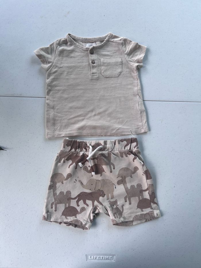Ensemble short et t-shirt C&A Très bon état  Taille 9/12 mois 80 cm  Motif savane