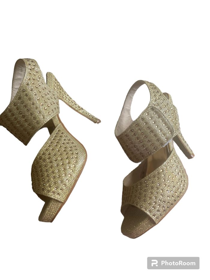 Très jolie paire de sandales à talons - photo numéro 3