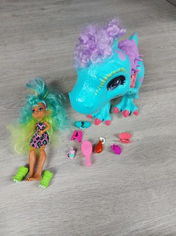 Rouelle et son T-rex cave club mattel