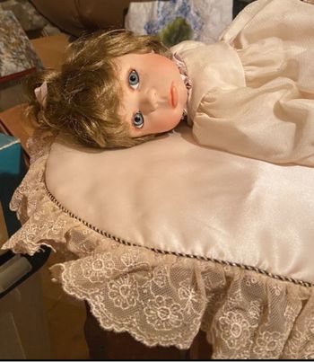 poupée de collection de la marque Les poupées Carine
