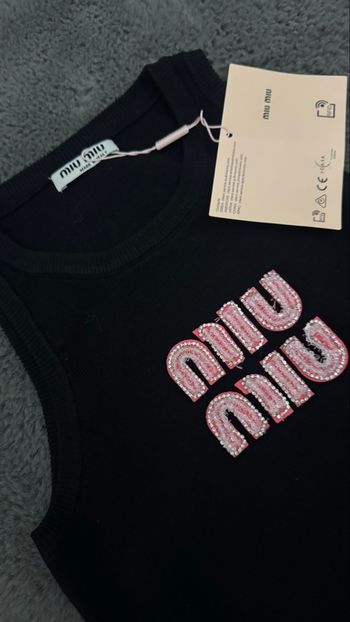 débardeur Miu Miu noir, orné du logo emblématique de la marque en roseau 