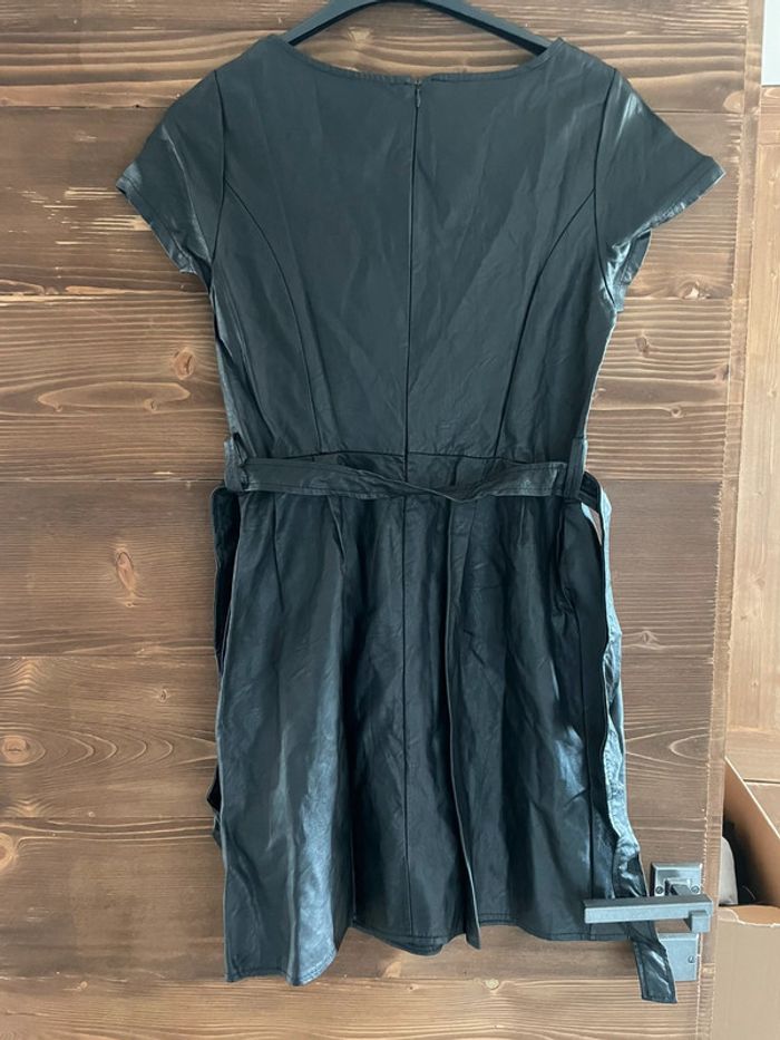 Robe courte simili cuir noir - photo numéro 3
