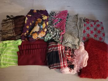 Lot de 10 écharpes, foulards, cache-cou