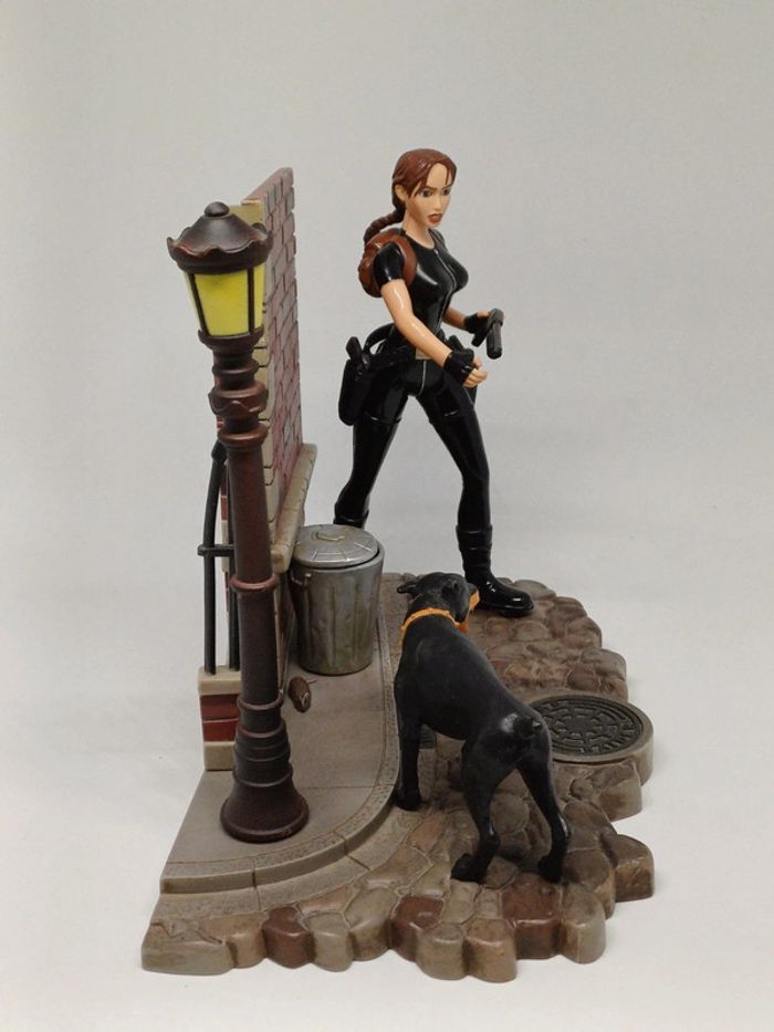 Rare Figurine Tomb Raider Lara Croft + Doberman + Diorama Moto Playmates 1999 - photo numéro 3