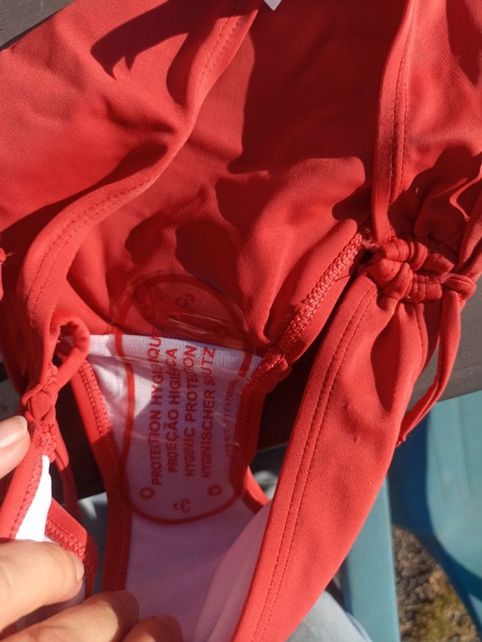 Maillot rouge 8 ans - photo numéro 3