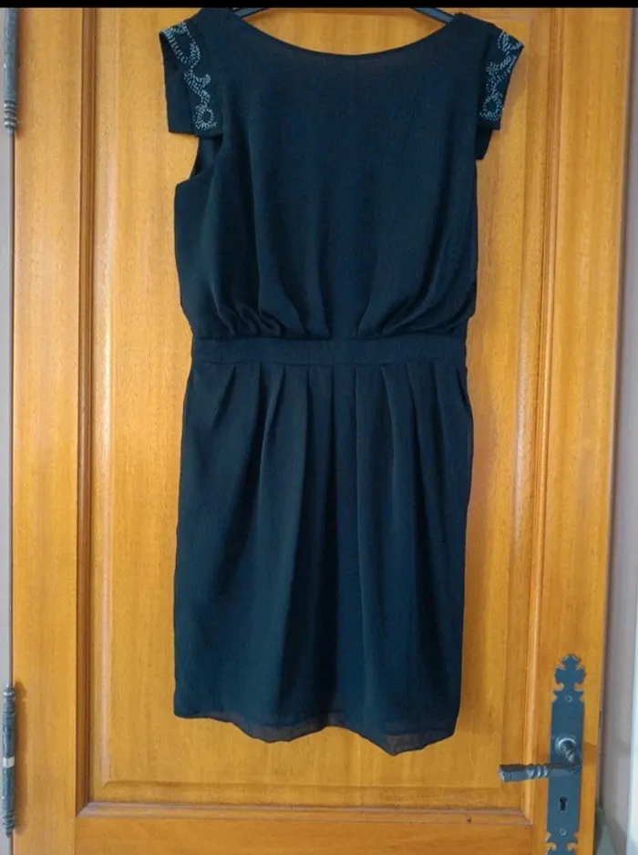 Robe dos nu mango taille L noir avec strass sur les manches. - photo numéro 3