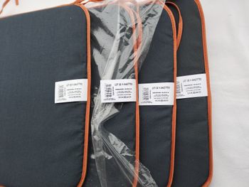 Lot de 4 galettes de chaise noir et orange neuf 