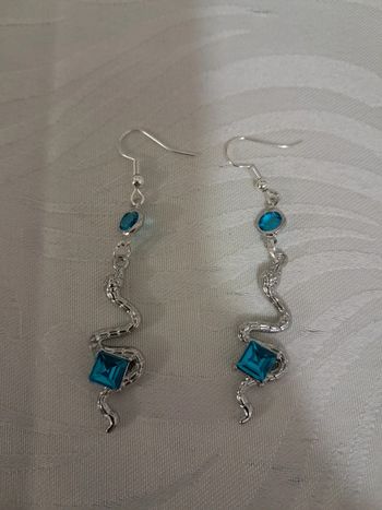 Boucle d'oreille serpent bleu