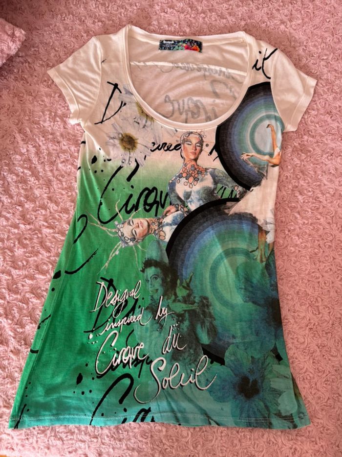 T-shirt desigual vert cirque du soleil en très bon état Taille L