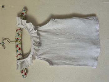 tee-shirt sans manche col avec petit volant