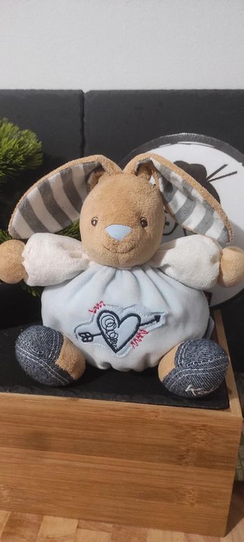 doudou peluche lapin boule kaloo hean denim coeur flèche bleu blanc marron  Rayé