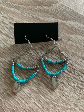 Boucles d’oreilles perles bleues et feuille