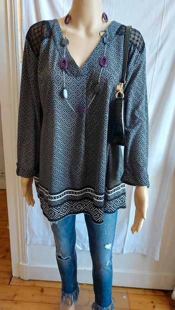 Blouse noir et grise- légère- col V- motif imprimé/ modavista taille 5XL/50