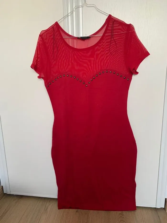 Robe rouge moulante