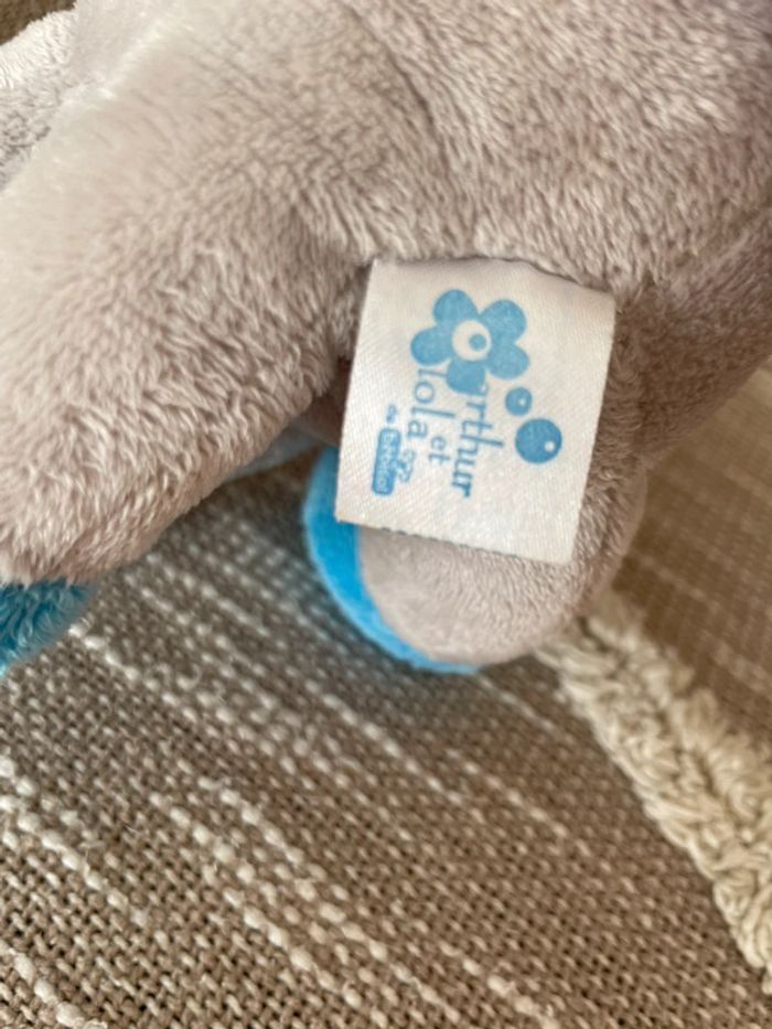 Peluche doudou 25cm Arthur et Lola girafe grise et bleu à pois très bon état - photo numéro 5