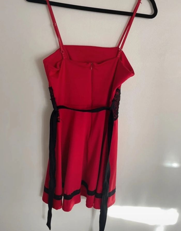 Robe rouge ceinturée avec dentelle - photo numéro 3