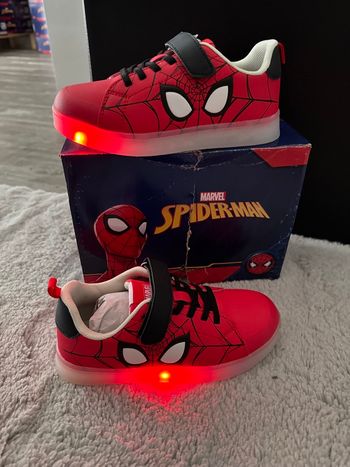 Basket lumineuse Marvel Spiderman taille 29