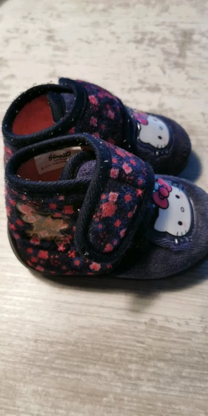 Chausson Hello Kitty pointure 19 bleu marine et rose - photo numéro 2