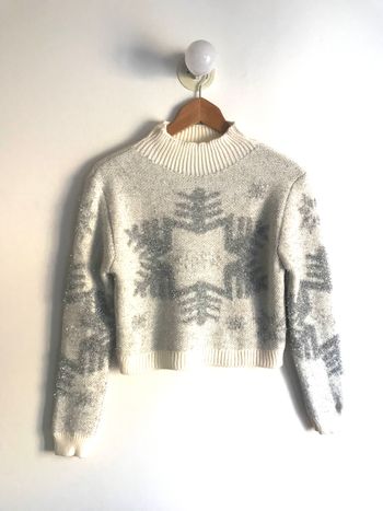 Pull court taille 36/38 à fils métallisés argentés et à motifs flocons de neige neuf jamais porté