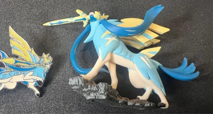 Figurine Pins Zacian shiny Coffret Zenith Suprême - photo numéro 3