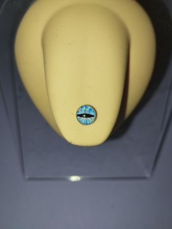 Piercing langue oeil