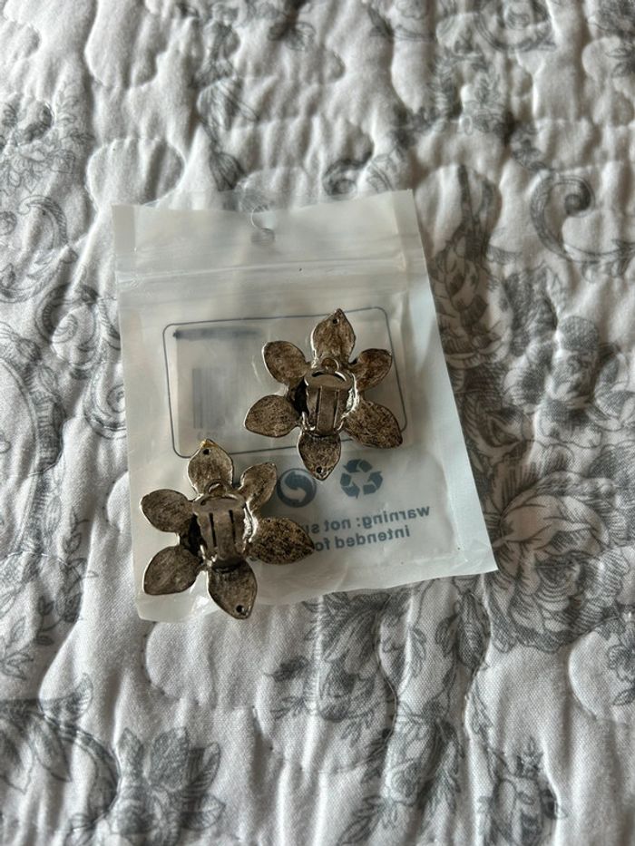 Boucles d’oreilles à clip fleur argenté - photo numéro 2
