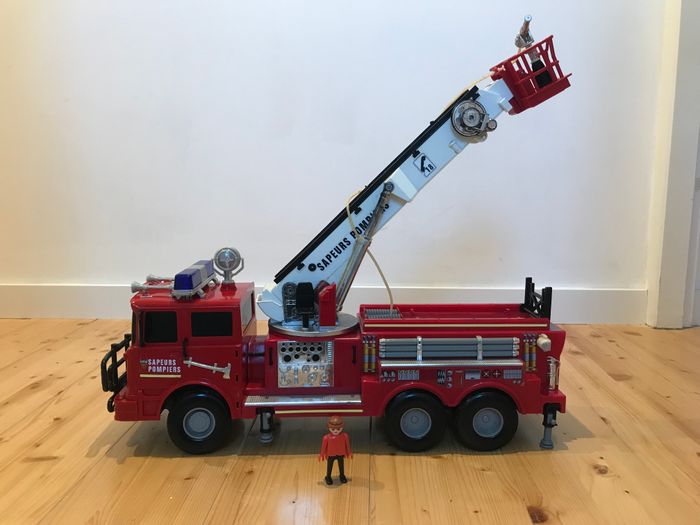 Camion de pompier à grande échelle