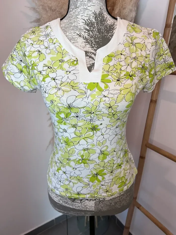Tee-shirt fleuri vert et blanc