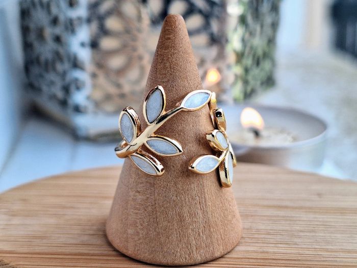 Bague Ouverte réglable en feuille Doré minimaliste, feuille en nacre blanche, feuille de Dainty - photo numéro 2
