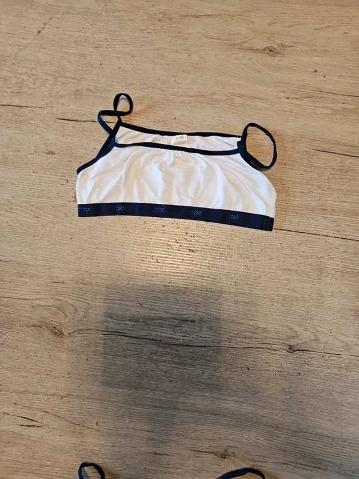 1 brassière blanche à bord bleu foncé, Dim, taille 16 ans