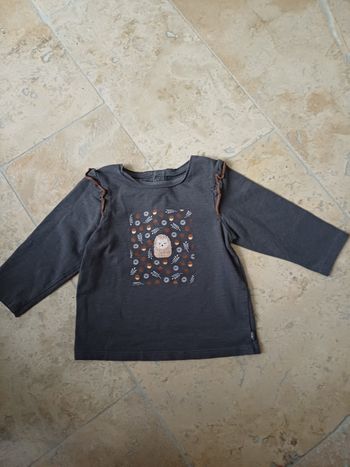 Tee-shirt taille 12 mois.