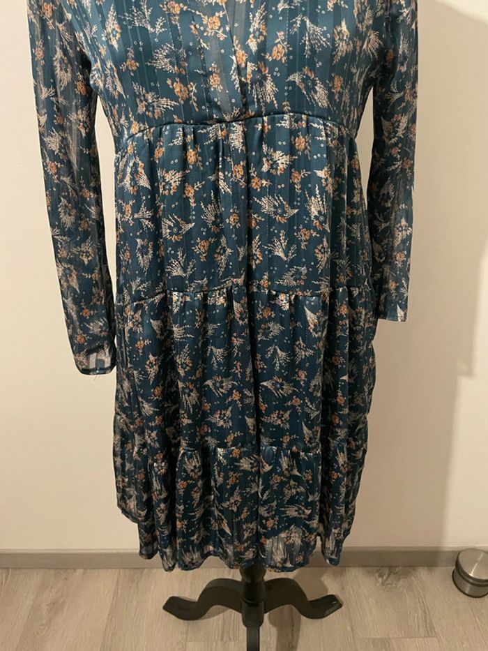 Robe à manches longues en voile doublé bleu satinée à motifs beige col V rue des Abbesses taille 38 - photo numéro 5