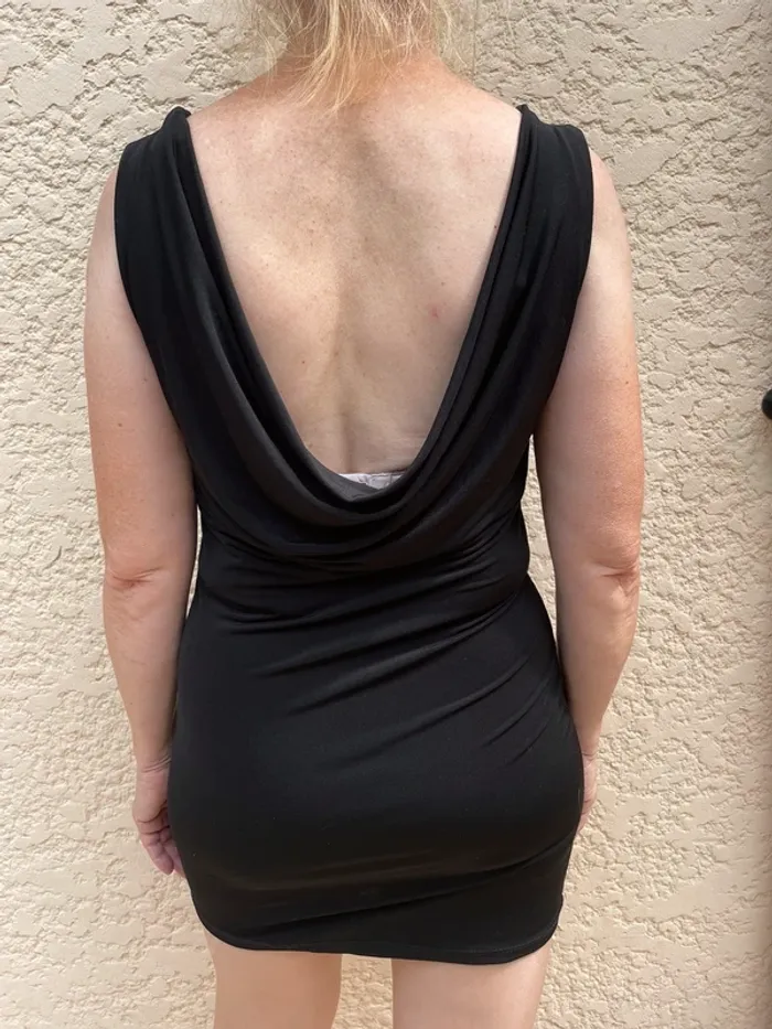Robe noire dos nu - photo numéro 3