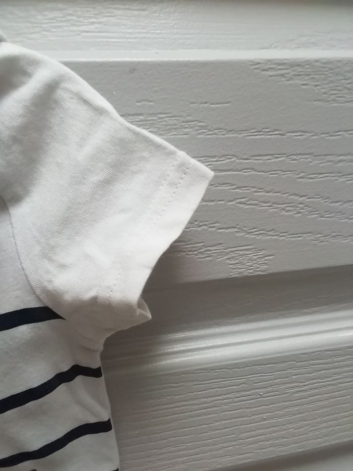 Vends t-shirt garçon été blanc rayé bleu avec motif sur le devant - photo numéro 4