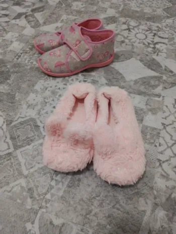 Deux paires de chaussons fille
