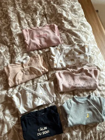 Lot de 7 pyjamas - taille 1 mois