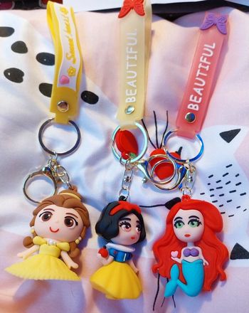 Porte-clés disney belle,  blanche neige ou ariel