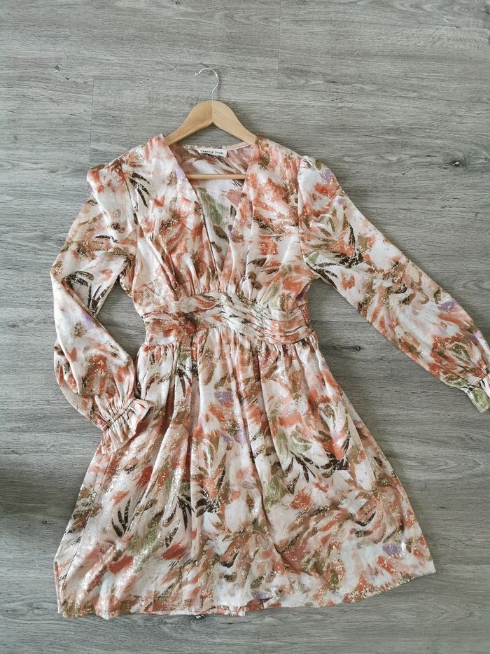 Robe courte terracotta, parme et dorée - photo numéro 4