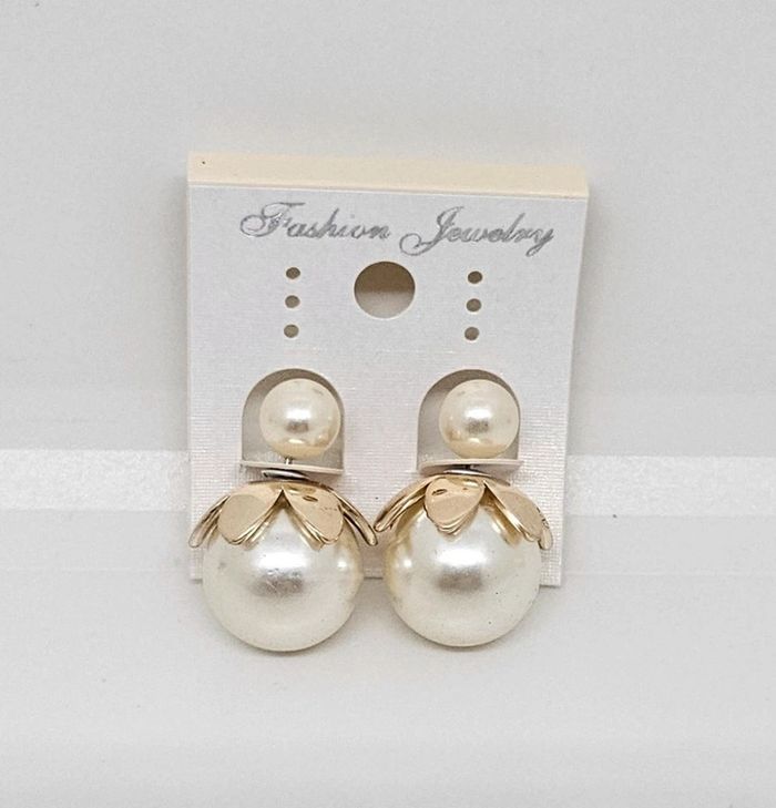 Paire de boucles d'oreilles.
Neuve.