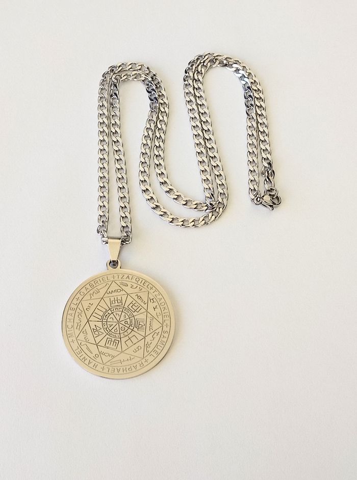 Chaîne + pendentif religieux - photo numéro 2